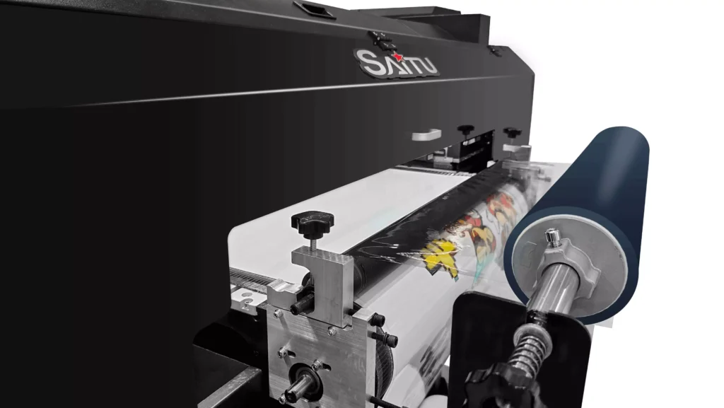 Saitu UV DTF makinesi — cam, metal, plastik ve ahşap yüzeylerde yüksek parlaklık, dayanıklılık ve güçlü yapışma sağlayan profesyonel UV DTF baskı sistemi.